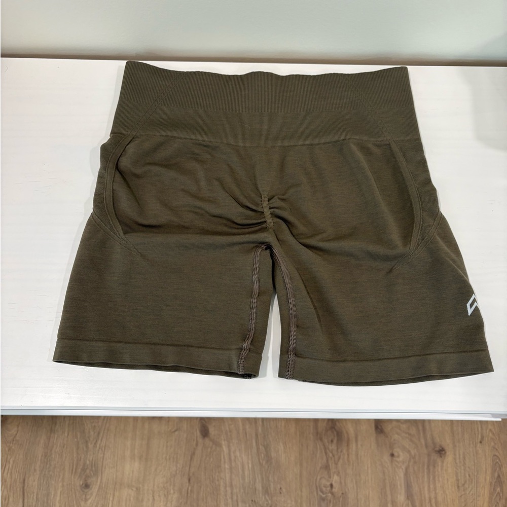 EFFORTLESSLIFT™ SEAMLESS SHORTS WITH WHITE LOGO